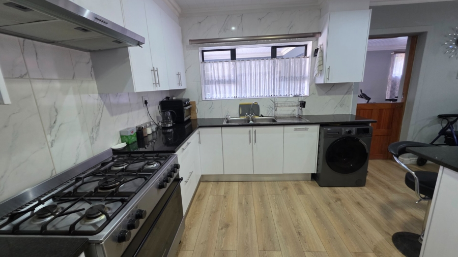 6 Bedroom Property for Sale in Dana Bay Western Cape